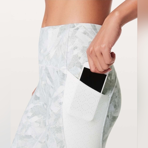 Lululemon Breezy Dot Crop Jasmine White Multi / White side pockets - Picture 13 of 14